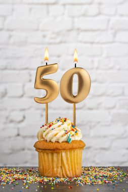 50 numaralı doğum günü mumlu kek - Beyaz blok duvar arkaplanı