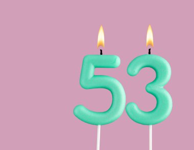 Yeşil 53 numaralı mumlu doğum günü kartı - Pastel pembe arka plan