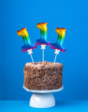 111 numaralı hava balonu - Mavi arka planda doğum günü pastası