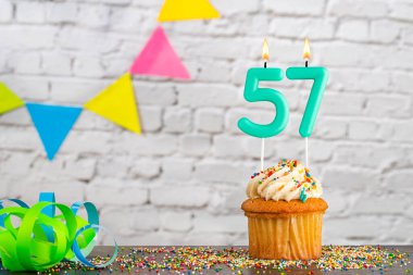 57 numaralı mum - Kekle doğum günü kutlaması