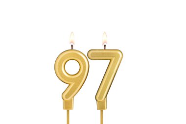 Beyaz arkaplanda 97 numaralı doğum günü mumu.