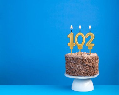 102 numaralı mumlu doğum günü pastası - Mavi arka planda davetiye kartı