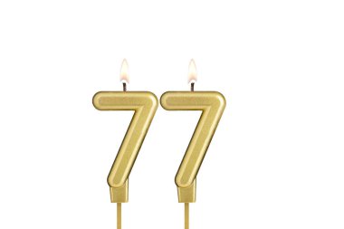 Beyaz arkaplanda 77 numaralı doğum günü mumu.