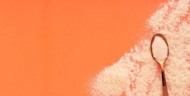 Organik jelatin tozu da hidrolize kolajen olarak adlandırılır - kaşıkta beyaz toz