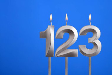 123 numaralı doğum günü mumu - Mavi arka planda kutlama kartı