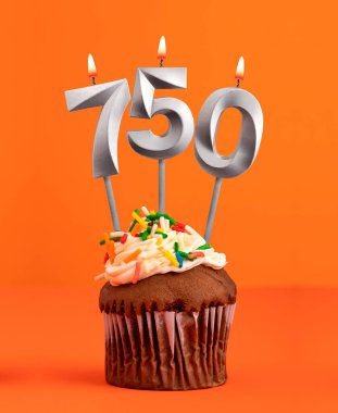 750 numara mum - turuncu arka planda doğum günü keki