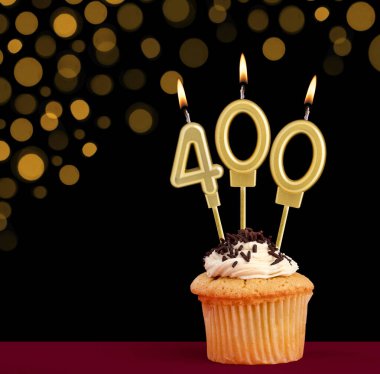 400 numaralı doğum günü mumu - Siyah arkaplanlı ve odak ışıkları olmayan kek