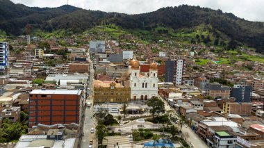 Yarumal, Antioquia. Kolombiya - 22 Haziran 2024. Merhametli Meryem Ana 'nın küçük bazilikası Katolik ibadetinin Kolombiya bazilikasıdır..