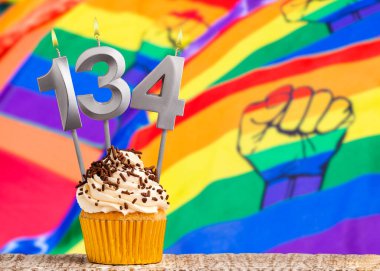 134 numaralı doğum günü mumu - Eşcinsel yürüyüş bayrağı geçmişi