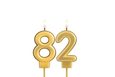 Beyaz arkaplanda 82 numaralı doğum günü mumu.