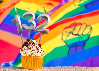 132 numaralı doğum günü mumu - Eşcinsel yürüyüş bayrağı geçmişi