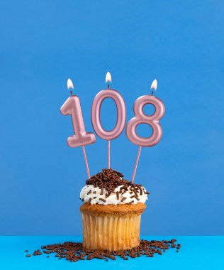 108 numaralı mum - Mavi arkaplanda kek olan doğum günü kartı
