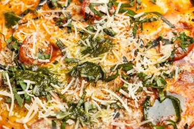 Yumurtalı kahvaltı, rendelenmiş domates, taze fesleğen ve parmesan - kızarmış ekmek ile Napoli yumurtası