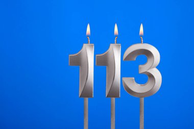 113 numaralı doğum günü mumu - Mavi arka planda kutlama kartı