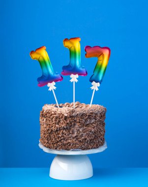 117 numaralı hava balonu - Mavi arka planda doğum günü pastası