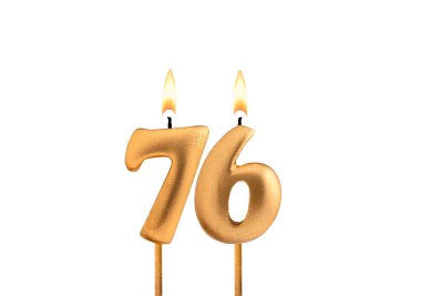 Doğum günü numarası 76 - Beyaz zemin üzerinde altın mum