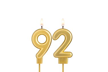 Beyaz arkaplanda 92 numaralı doğum günü mumu.