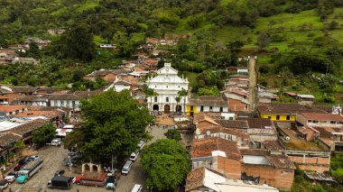 Angostura, Antioquia. Kolombiya - 23 Haziran 2024. Medellin şehrinden 141.8 km uzaklıktaki belediyenin insansız hava aracı görüntüsü.