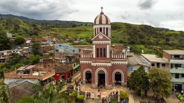 Campamento, Antioquia. Kolombiya - 23 Haziran 2024. Tespih Rahibemiz belediyenin ana parkında yer almaktadır..