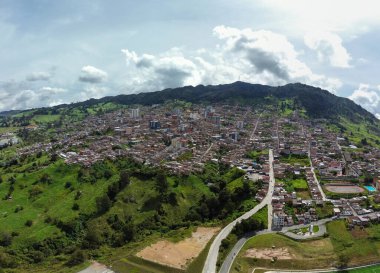 Yarumal, Antioquia. Kolombiya - 22 Haziran 2024. Medellin şehrinden 121,5 km uzaklıktaki belediyenin insansız hava aracı görüntüsü.