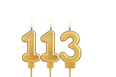 Beyaz arkaplanda 113 numaralı doğum günü mumu.
