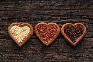 Chenopodium kinoası - Üç kalp şeklinde kase içinde beyaz, kırmızı ve siyah kinoa tohumu