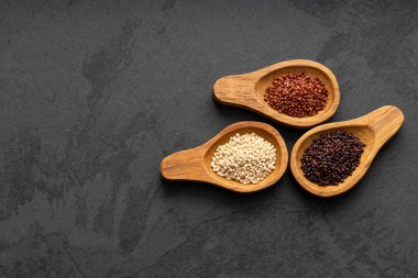 Chenopodium kinoası - Üç kaşıkta beyaz, kırmızı ve siyah kinoa tohumu