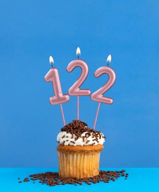 122 numaralı mum - Mavi arkaplanda kek olan doğum günü kartı