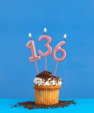 136 numaralı mum - Mavi arkaplanda kek olan doğum günü kartı
