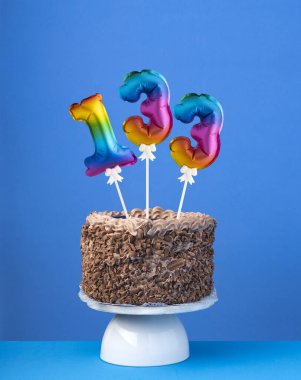 133 numaralı hava balonu - Mavi arka planda doğum günü pastası