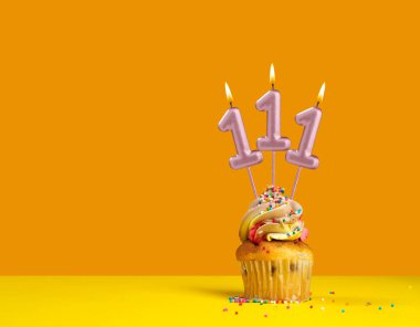 Çörekle doğum günü kutlaması - 111 numaralı mum