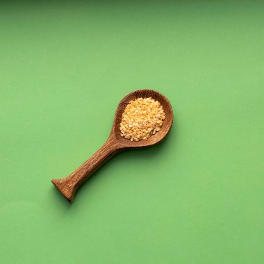 Kaşık içinde organik susam tohumları - Sesamum indicum