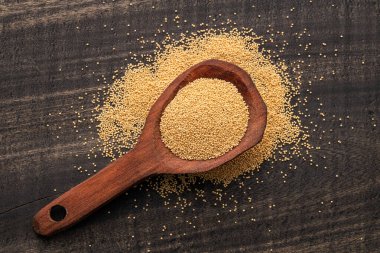 Amaranthus - kaşık içinde çiğ araranth tohumu. Sağlıklı yemek.