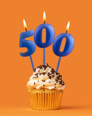 Mavi doğum günü mumu ve kek - 500 numara