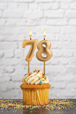 78 numaralı doğum günü mumlu kek - Beyaz blok duvar arkaplanı