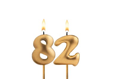 82 numaralı doğum günü - Beyaz arka planda altın mum