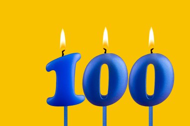 100 numaralı mavi mum - Sarı arkaplanda doğum günü
