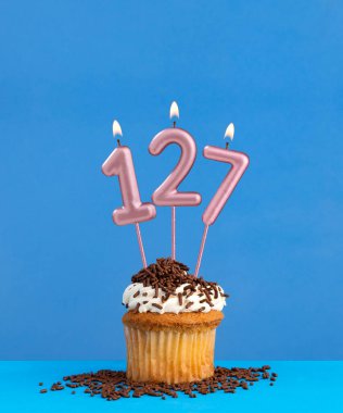 Mavi arka planda kekli doğum günü mumu - 127 numara