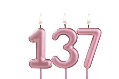 137 numaralı mum - Beyaz arkaplanda doğum günü mumu