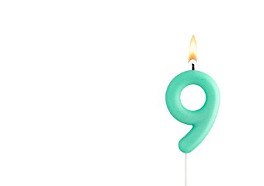 Beyaz arkaplanda yeşil doğum günü mumu - 9 numaralı mum