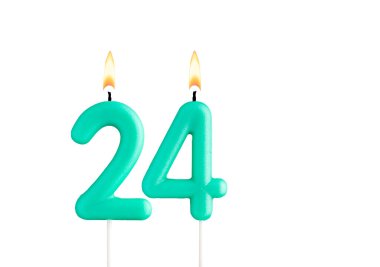 Doğum günü numarası 24 - Beyaz arkaplanda yeşil doğum günü mumu