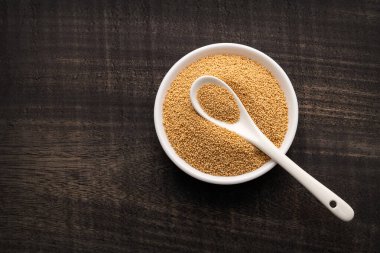 Kâse ve kaşıkta Amaranth tohumları - Amaranthus. Sağlıklı yemek.