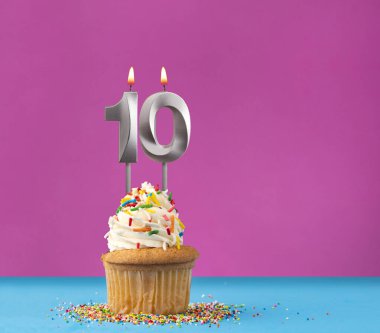 10 numaralı doğum günü mumunu yak - Menekşe ve mavi arka planda kutlama kartı