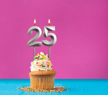 25 numaralı doğum günü mumlu kek - Mavi ve mor arka planda yıldönümü kartı