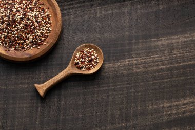 Karışık beyaz, kırmızı ve siyah kinoa tohumları - Chenopodium kinoası