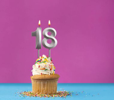 18 numaralı doğum günü mumu - Menekşe ve mavi arka planda kutlama kartı
