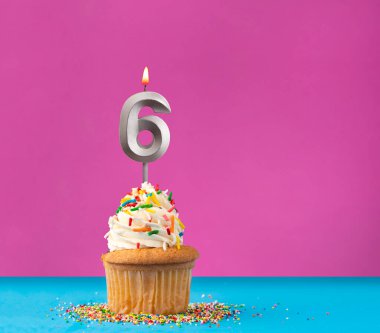 6 numaralı doğum günü mumunu yak - Menekşe ve mavi arka planda kutlama kartı