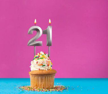 21 numaralı doğum günü mumlu kek - Mavi ve mor arka planda yıldönümü kartı