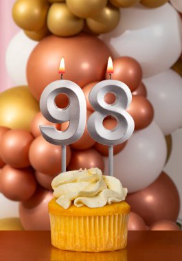 Doğum günü mumu 98 - Kutlama balonları arka planda