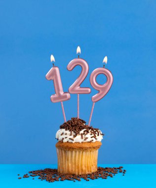 Mavi arka planda kekli doğum günü mumu - 129 numara